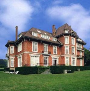 An MBA student at HEC Paris rented an apartment in the historic Château of Montebello