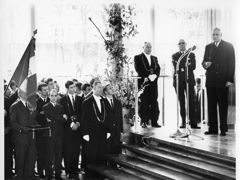 Image of President Charles de Gaulle delivers a speech in the Hall d'Honneur to officially inaugurate the new campus