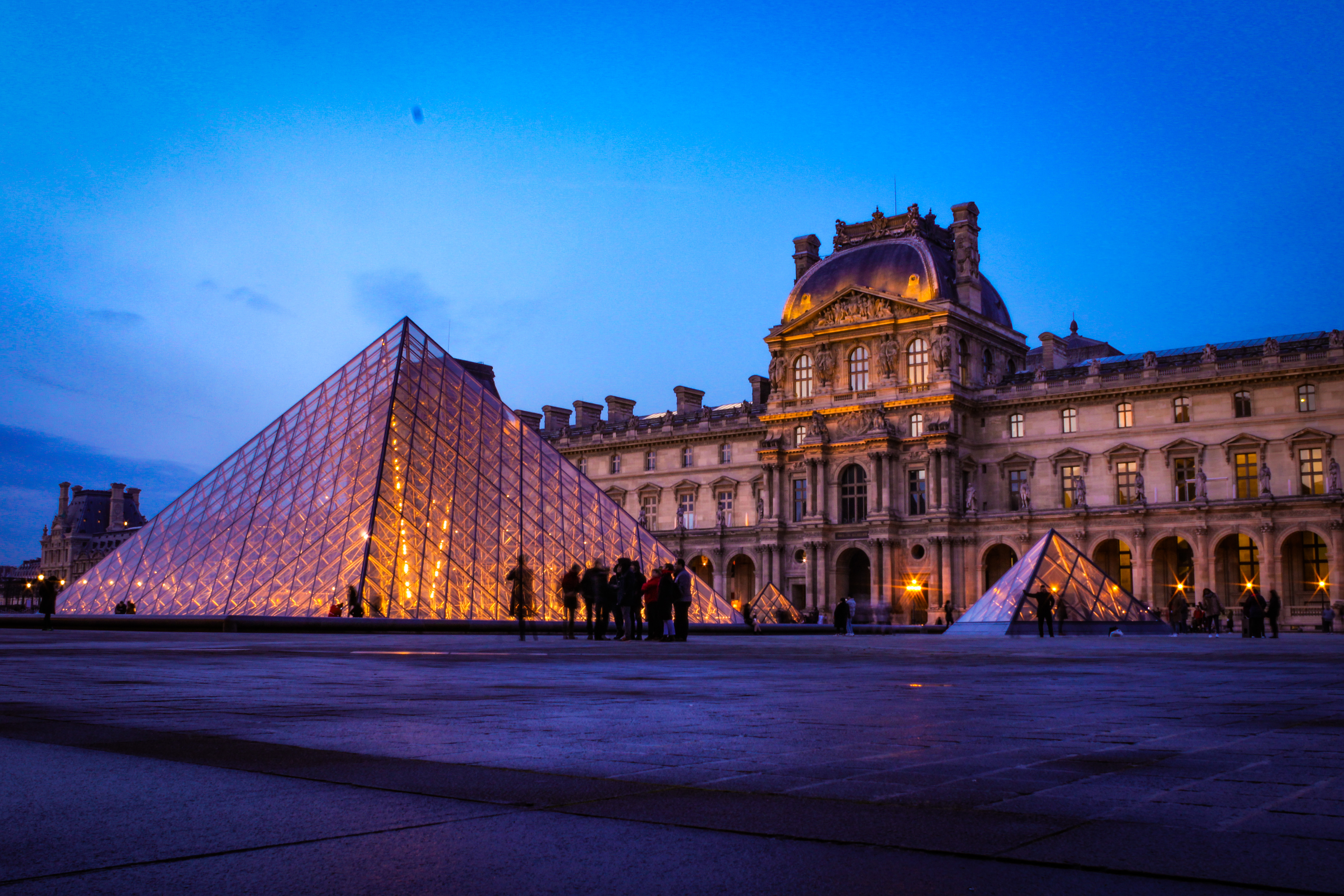 HEC Paris MBA student Tonny's picture of the Louvre at night