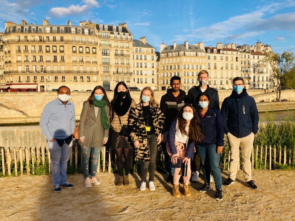 A group of MBA students discover the female history of Paris